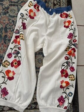 pants are extra large, but they will easily fit size 18 to 22 maybe large larger